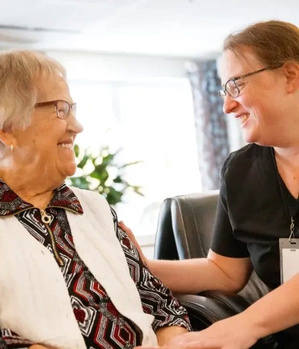 Une infirmière s'adressant à une femme âgée dans une résidence pour personnes âgées à Joliette.